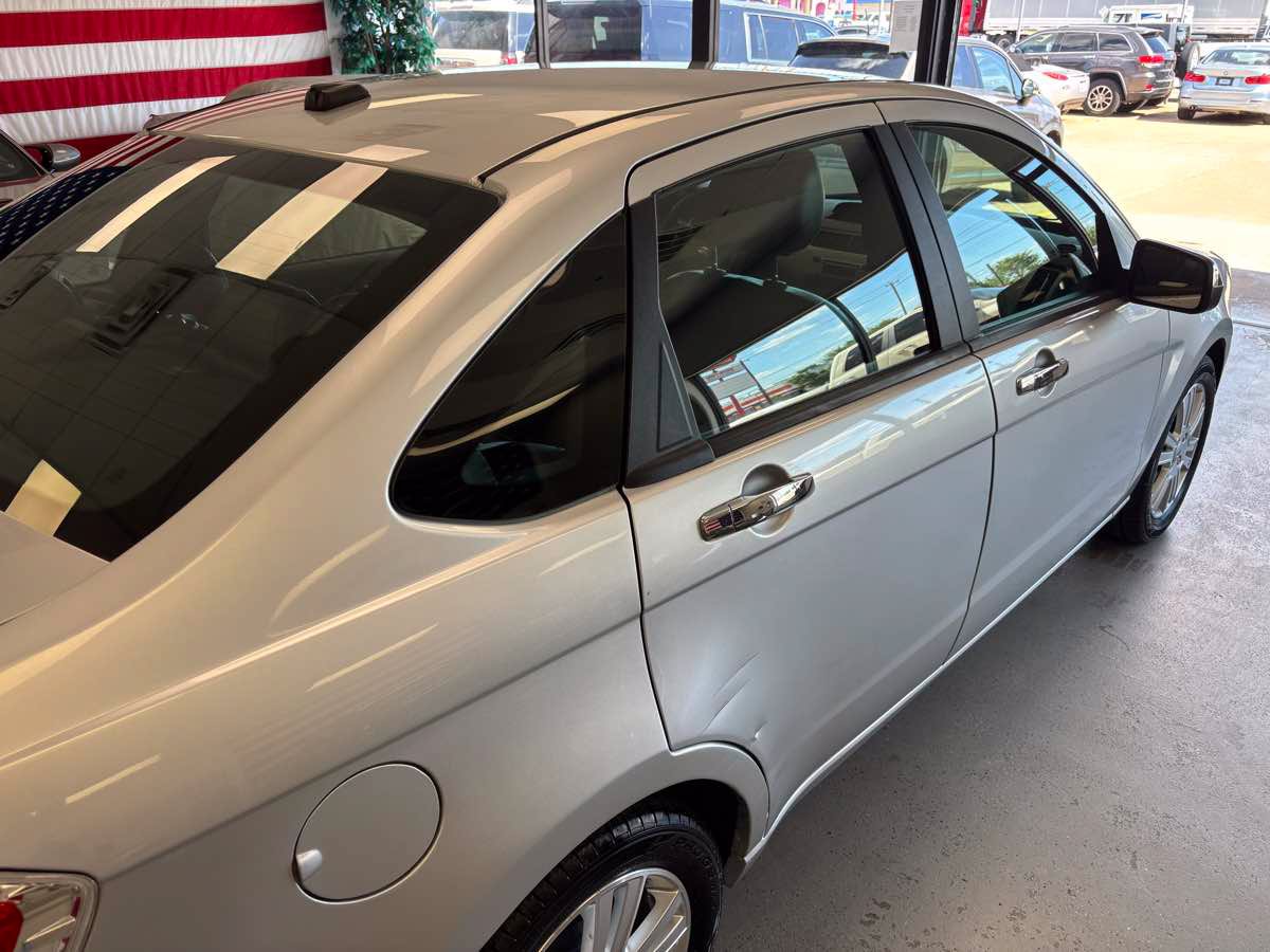 Used 2010 Ford Focus SEL FWD image 11