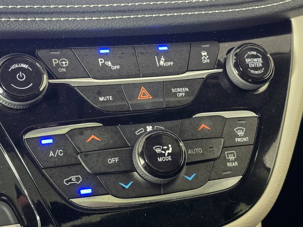 Used 2022 Chrysler Pacifica Limited w/ Uconnect Theater Family Group FWD image 26