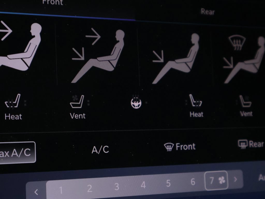 Used 2025 Chrysler Pacifica Limited FWD image 37