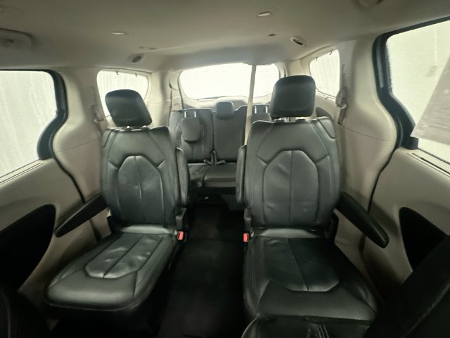 Used 2021 Chrysler Pacifica Touring-L FWD image 31