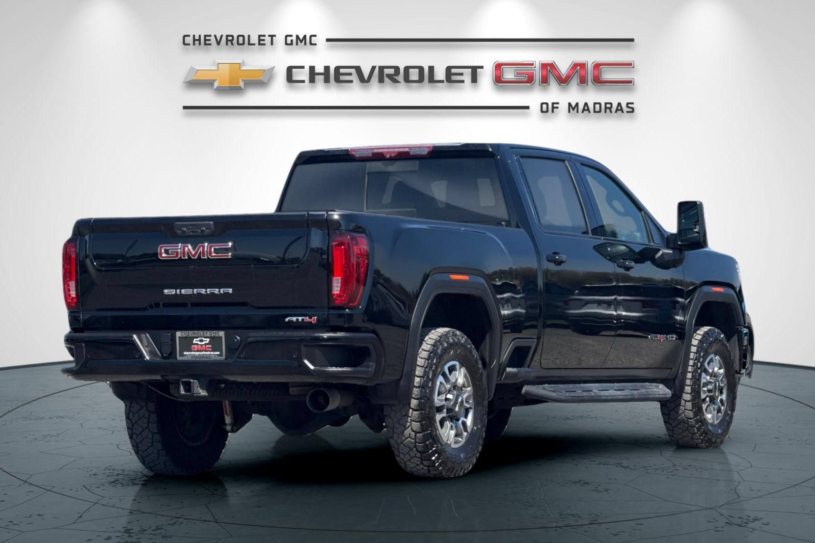 Used 2023 GMC Sierra 2500 AT4 w/ AT4 Preferred Package AWD/4WD image 3