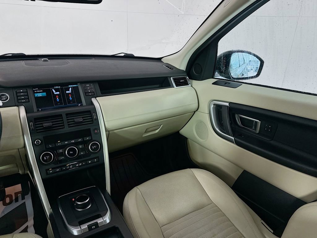 Used 2017 Land Rover Discovery Sport HSE Luxury image 25