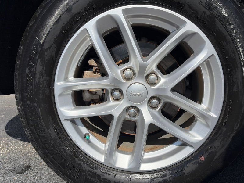 Used 2023 Jeep Grand Cherokee Laredo X AWD/4WD image 35