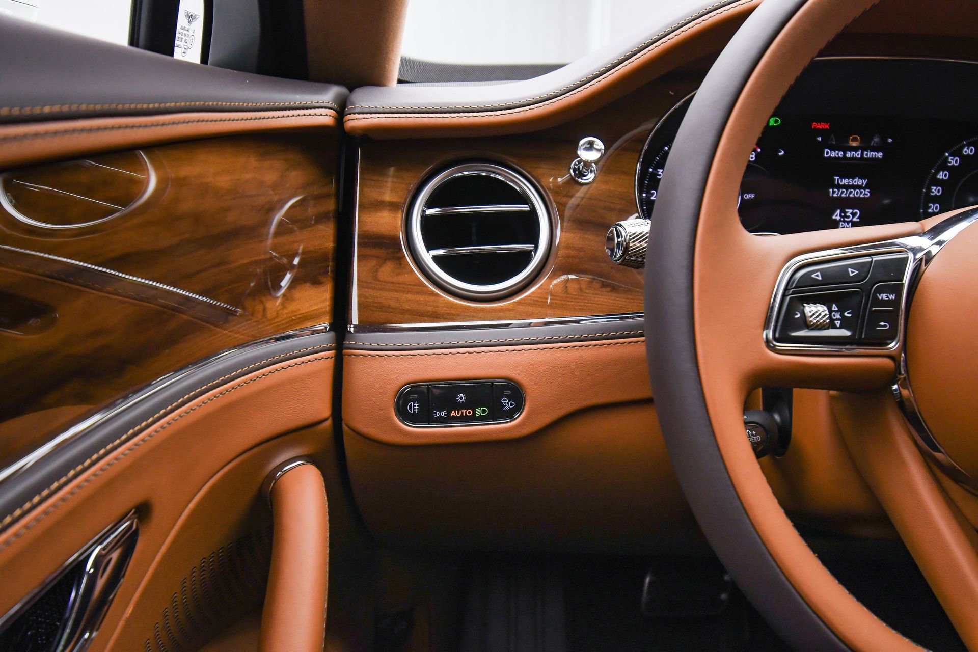 New 2026 Bentley Flying Spur Plug-In Hybrid AWD/4WD image 32