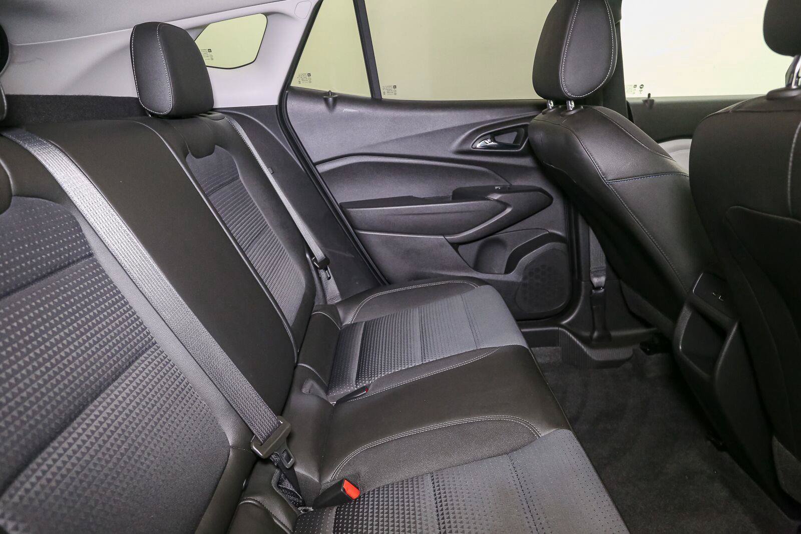Used 2025 Chevrolet Trax LT FWD image 20