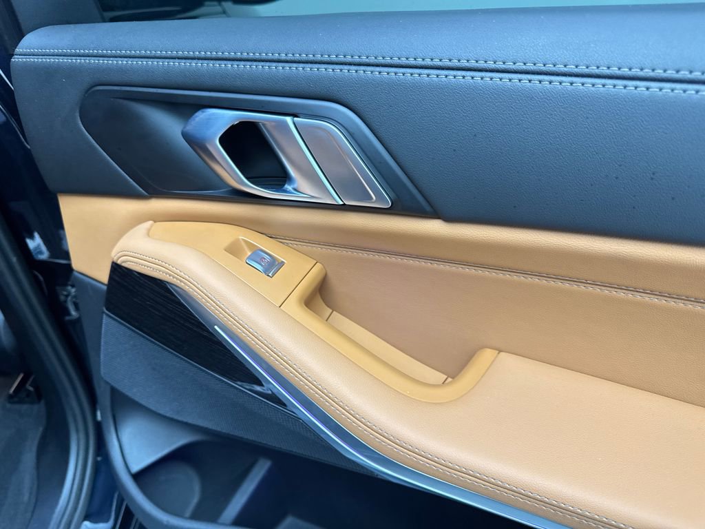 Used 2024 BMW X7 xDrive40i w/ M Sport Package image 48