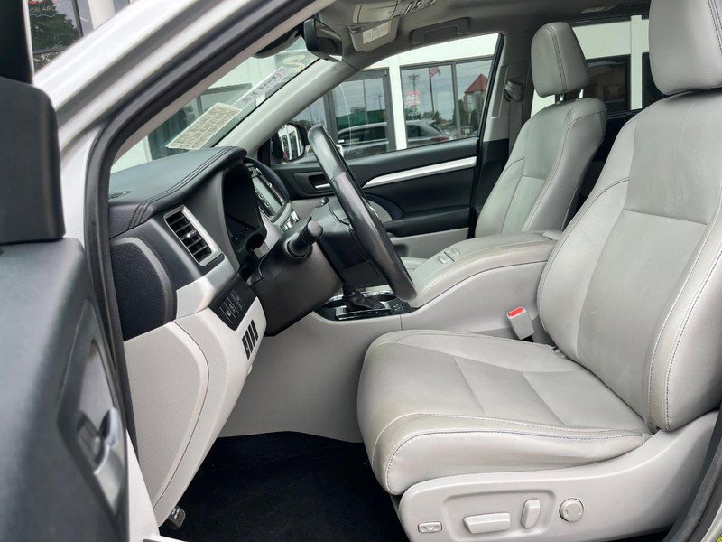 Used 2017 Toyota Highlander XLE AWD/4WD image 13