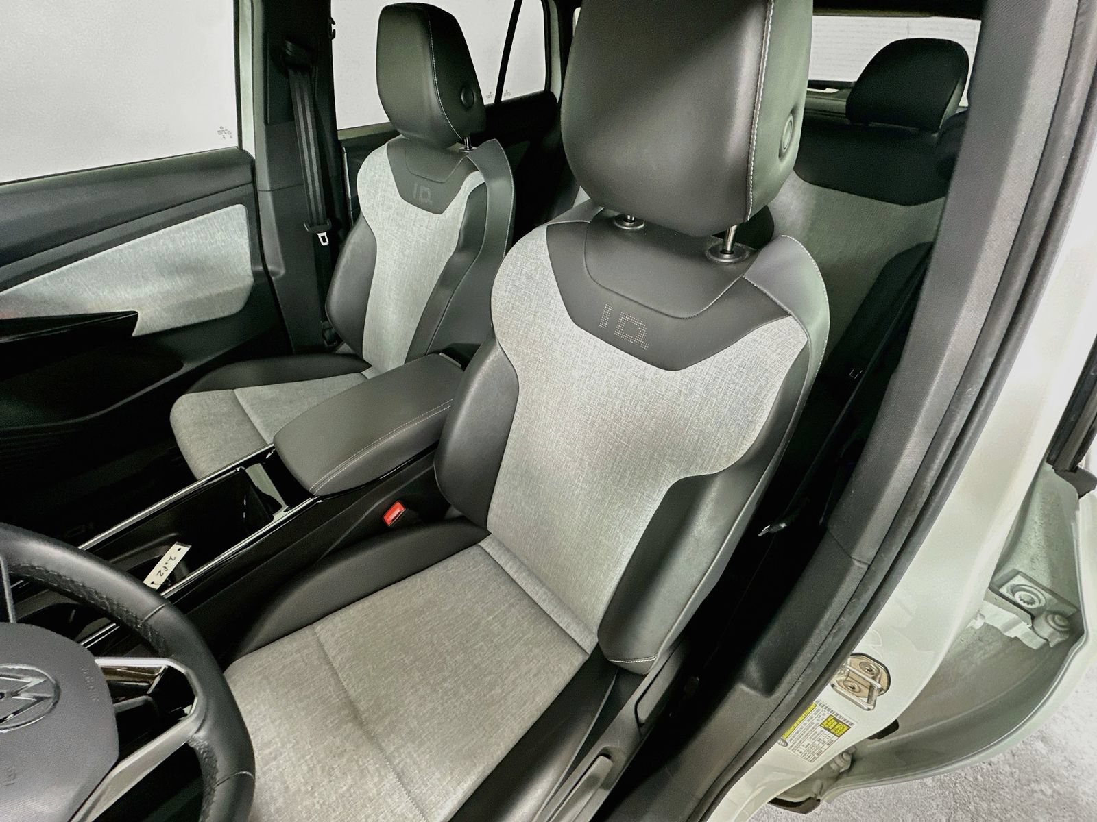 Certified 2023 Volkswagen ID.4 Pro AWD/4WD image 32