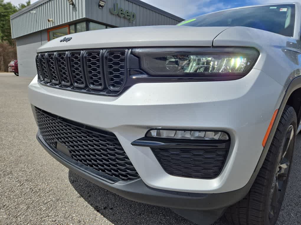 Used 2023 Jeep Grand Cherokee Limited w/ Black Appearance Package AWD/4WD image 9
