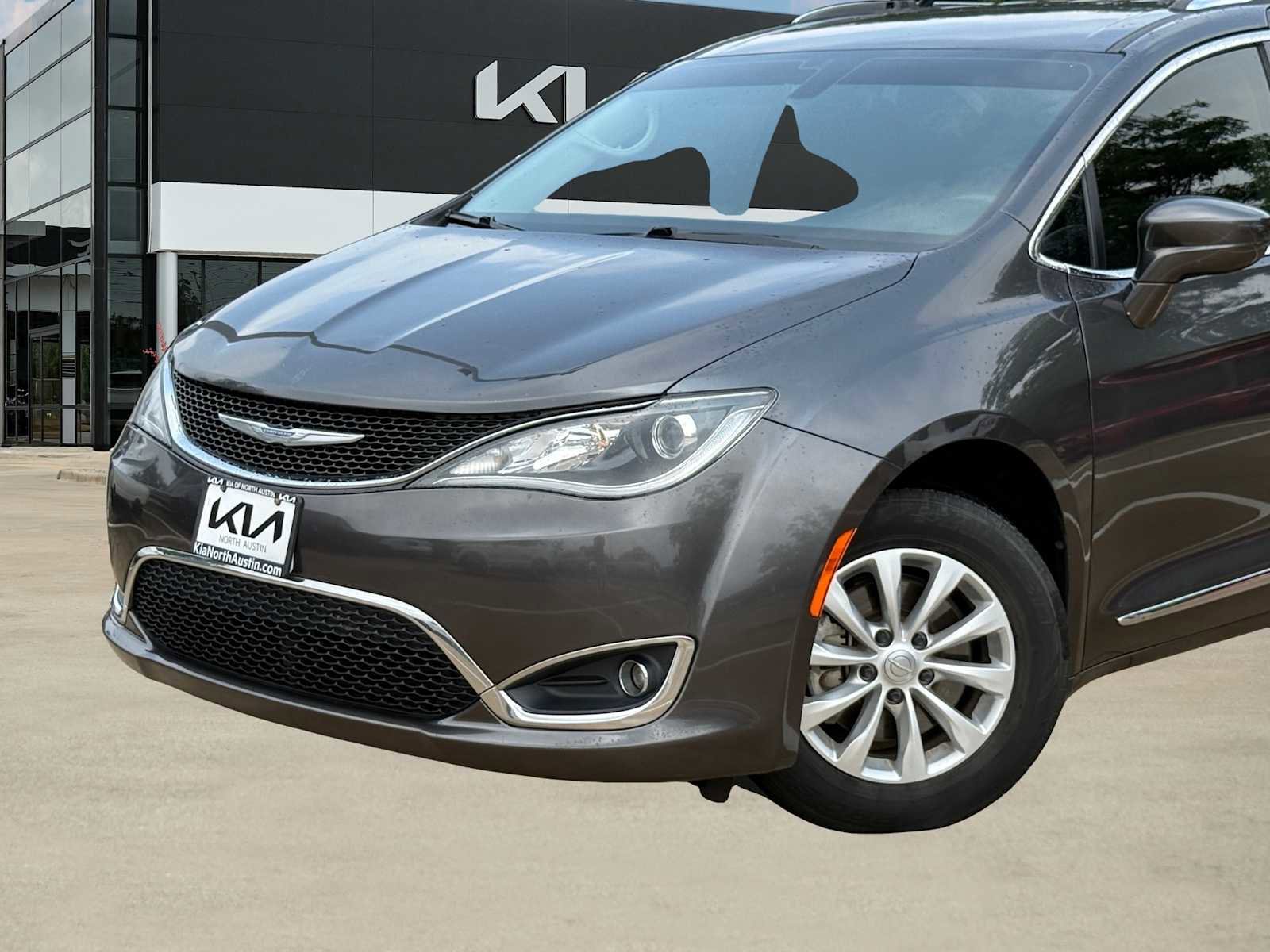 Used 2018 Chrysler Pacifica Touring-L FWD image 2