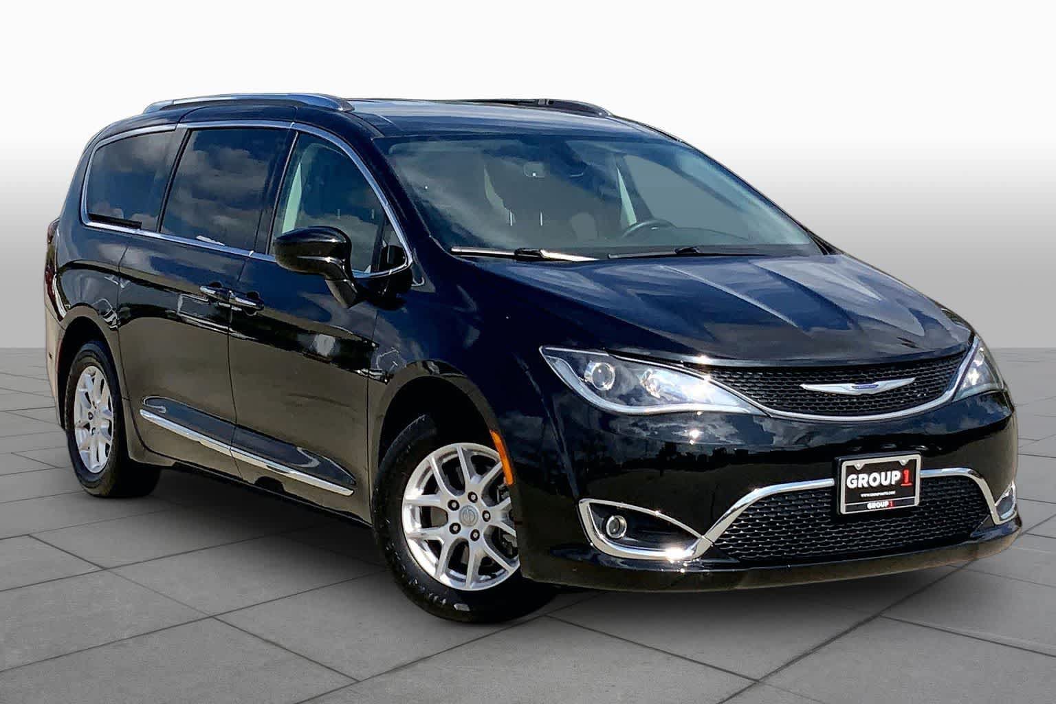 Used 2020 Chrysler Pacifica Touring-L FWD image 3
