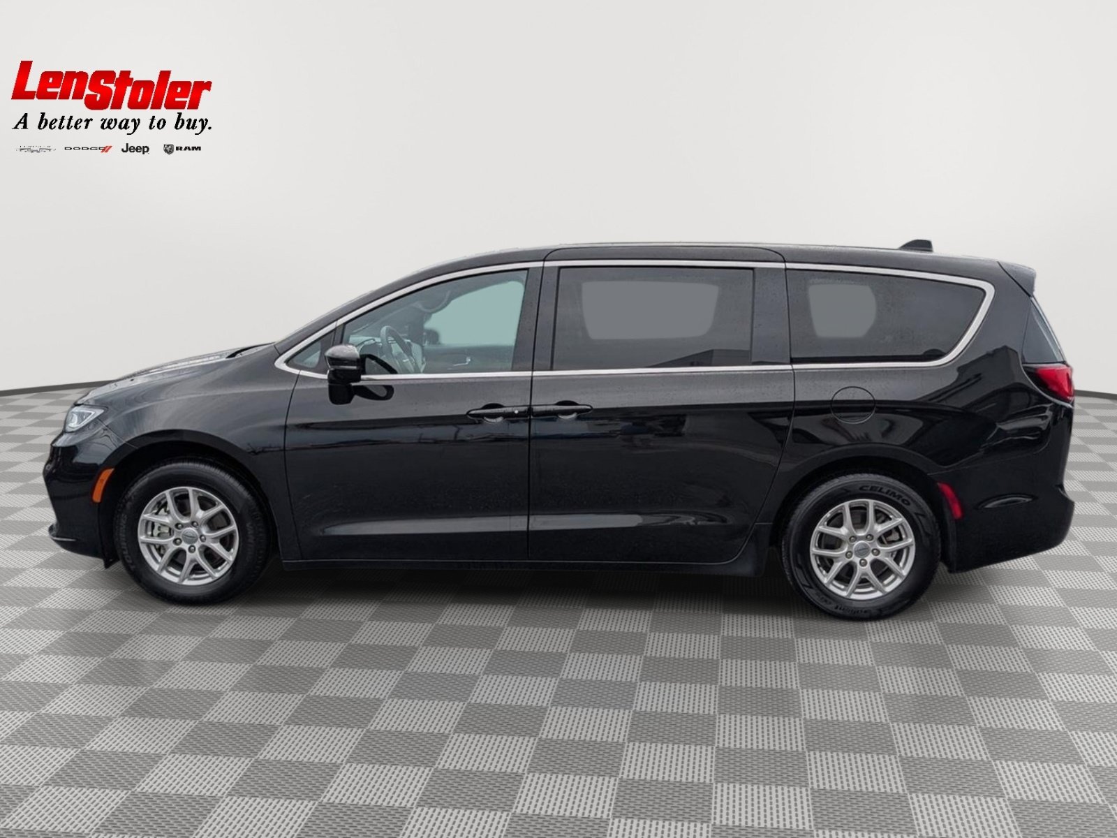 Used 2025 Chrysler Pacifica Select FWD image 2