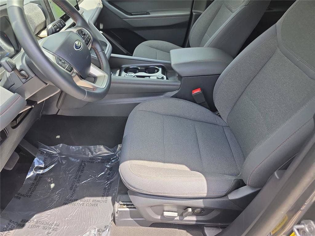 Used 2025 Ford Explorer Active AWD/4WD image 21