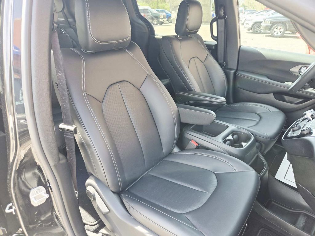 Used 2026 Chrysler Voyager LX FWD image 17
