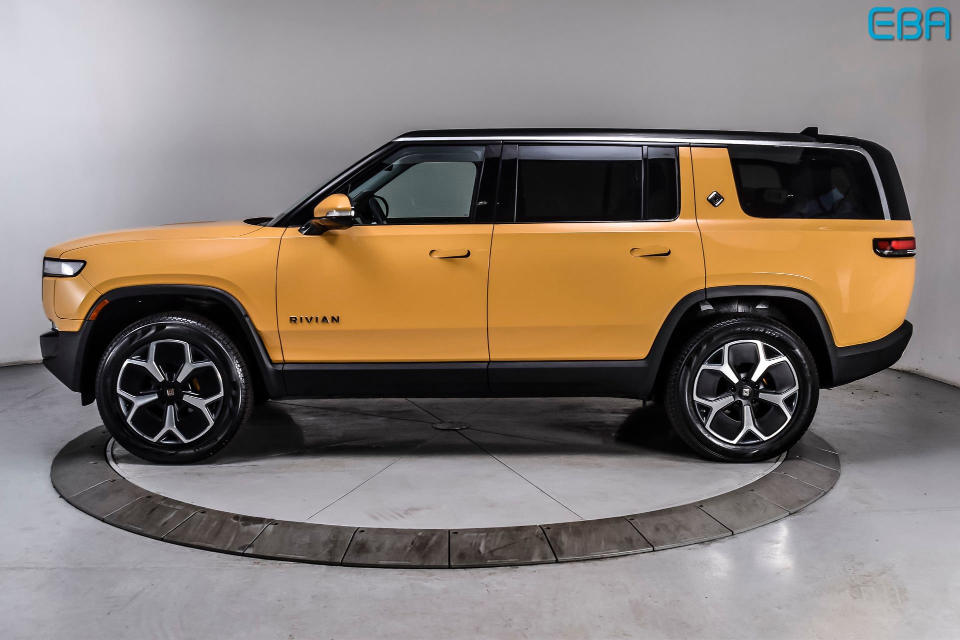 Used 2023 Rivian R1S Adventure AWD/4WD image 3