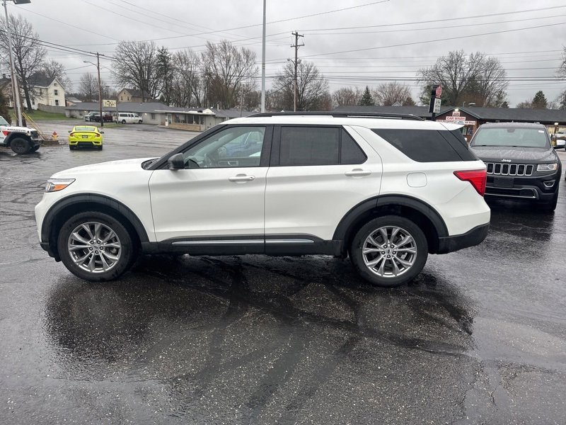 Used 2022 Ford Explorer XLT w/ Equipment Group 202A image 4