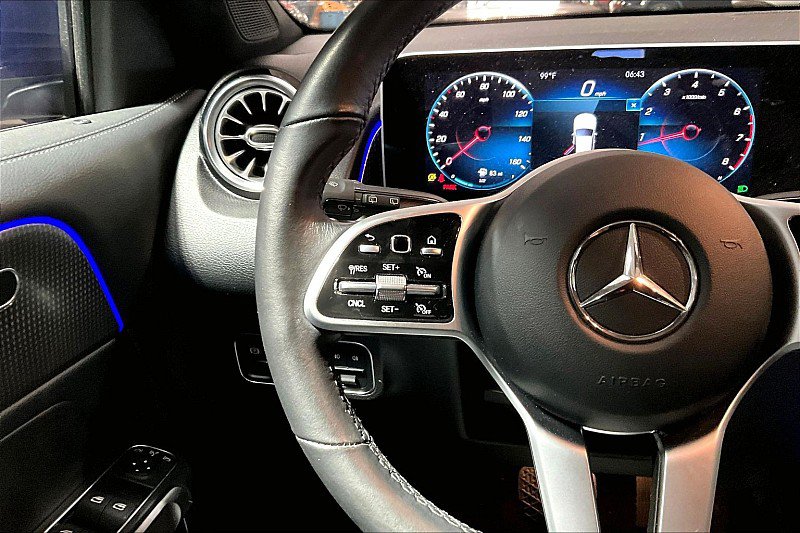 Used 2021 Mercedes-Benz GLB 250 w/ Premium Package image 16