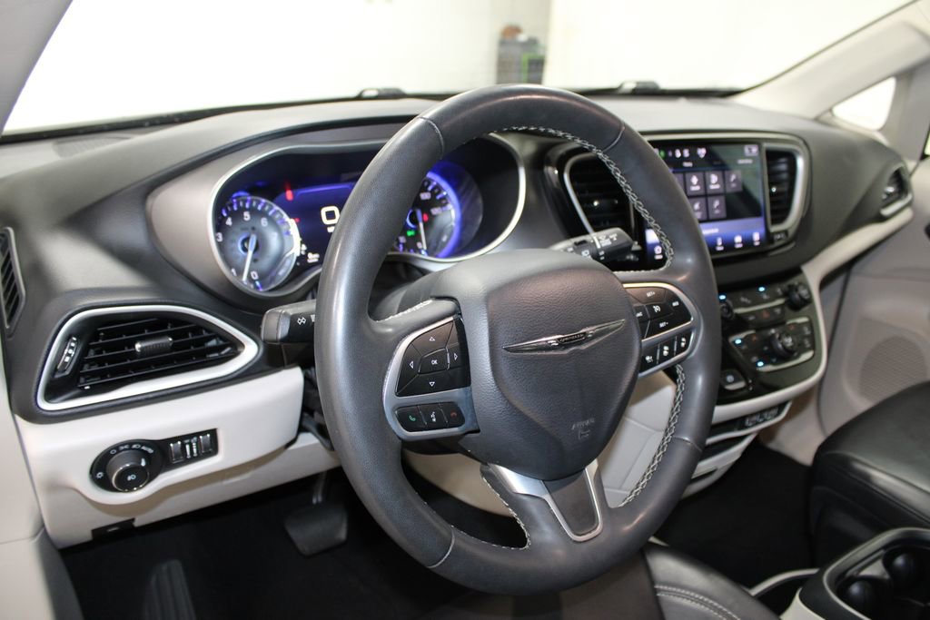 Used 2023 Chrysler Pacifica Touring-L FWD image 18
