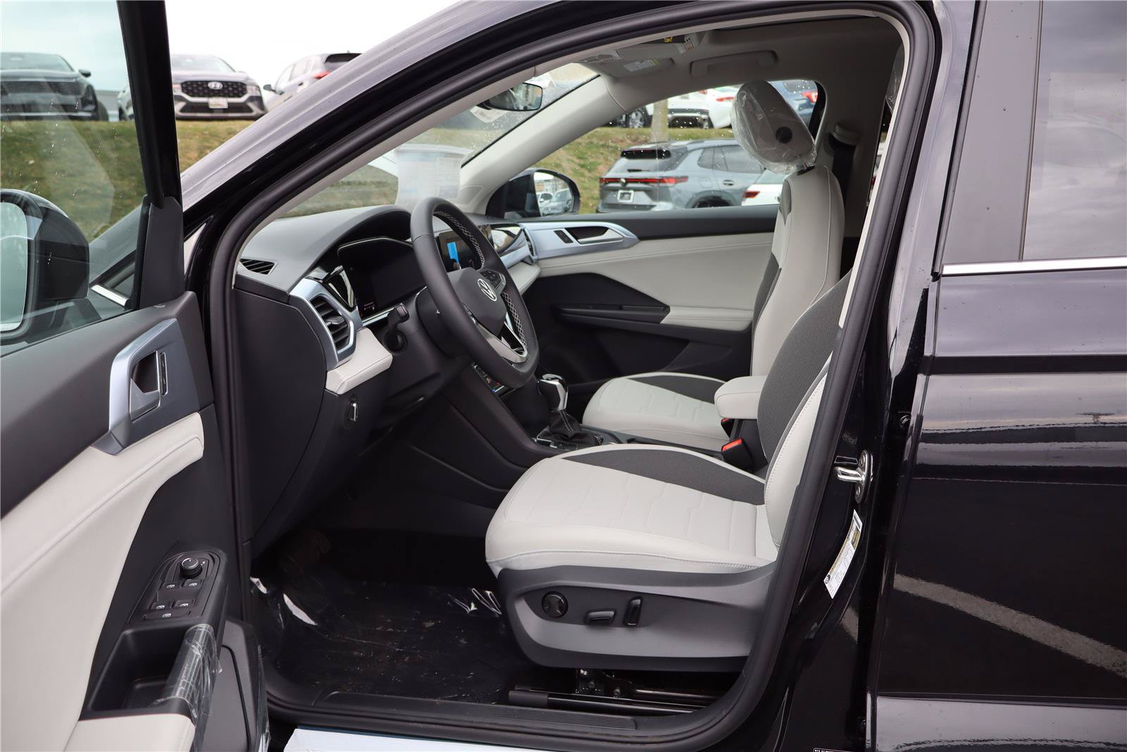 New 2026 Volkswagen Taos SE AWD/4WD image 13