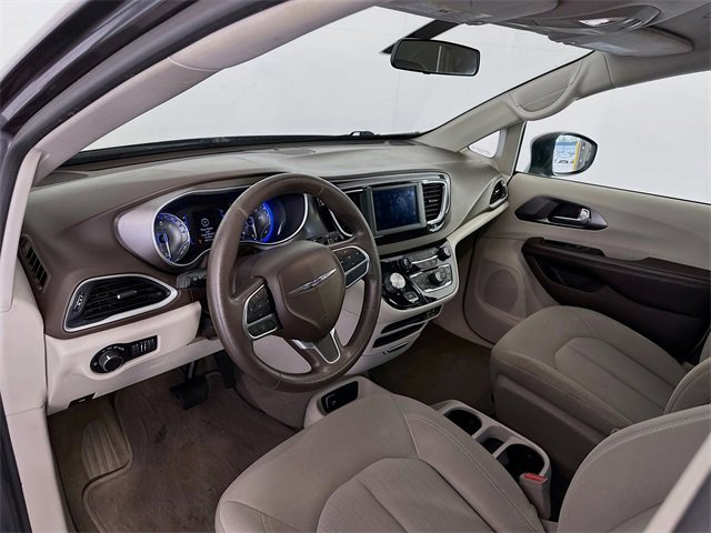 Used 2020 Chrysler Voyager LX image 9