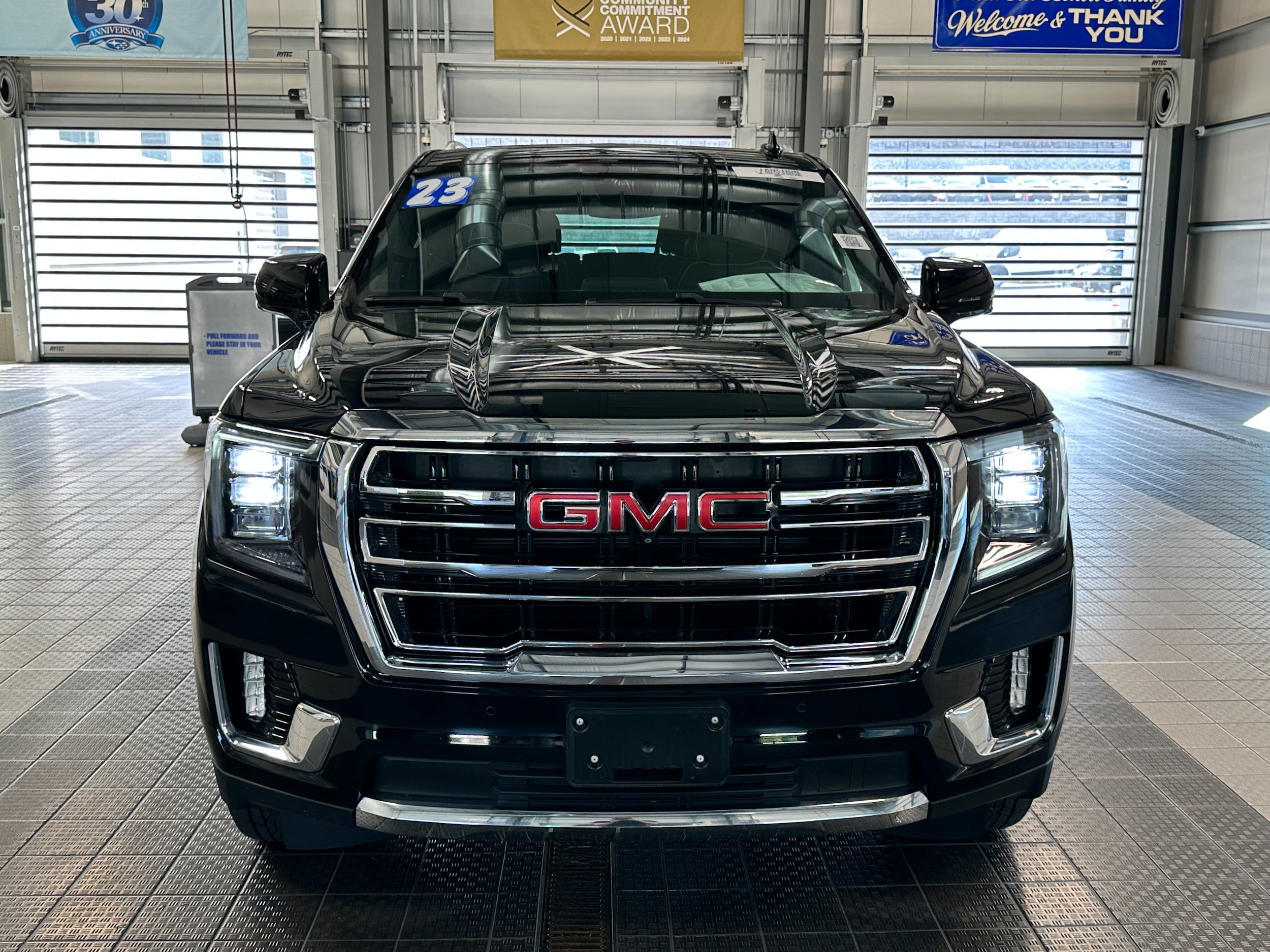 Used 2023 GMC Yukon XL SLT w/ SLT Premium Package AWD/4WD image 3