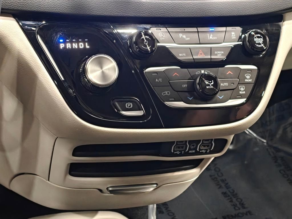 Used 2024 Chrysler Pacifica Touring-L image 8
