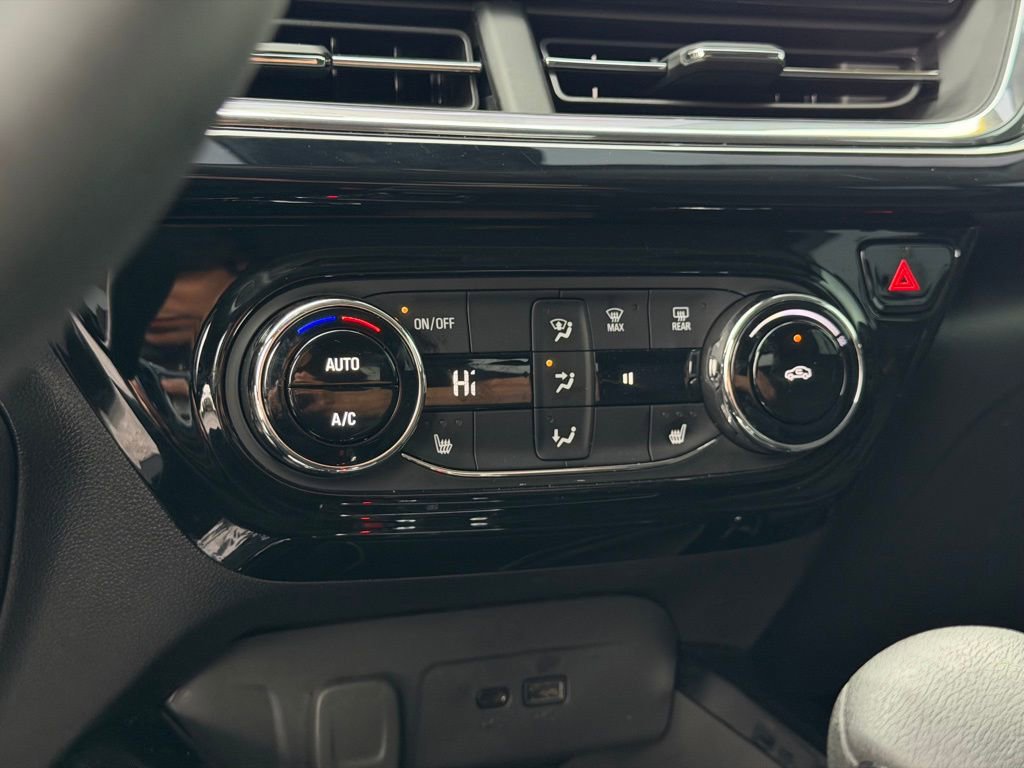 Used 2025 Chevrolet Trax ACTIV w/ Sunroof Package image 33