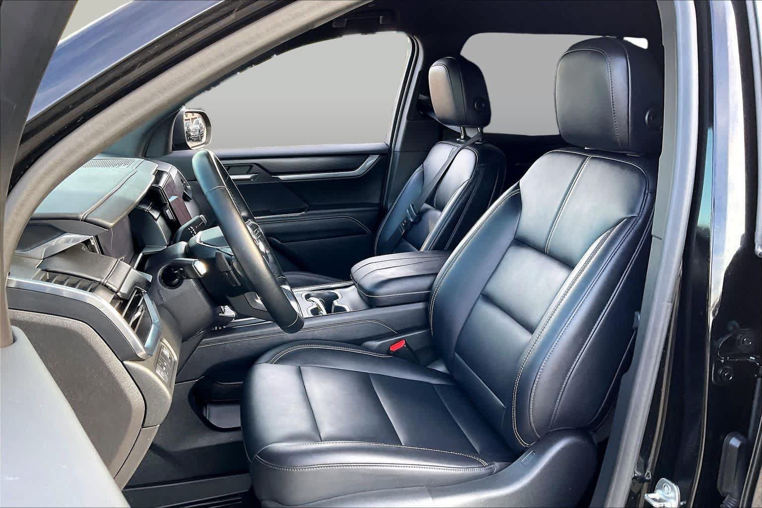 Used 2024 GMC Acadia Elevation w/ Black Edition FWD image 8