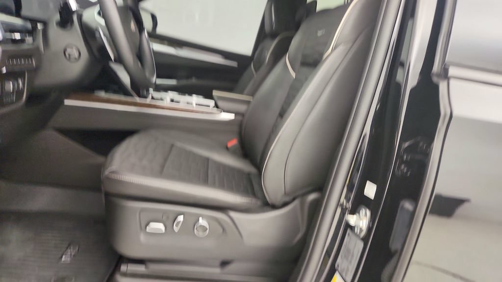 Certified 2025 Cadillac Escalade ESV Sport Platinum w/ LPO, ONYX Package AWD/4WD image 15