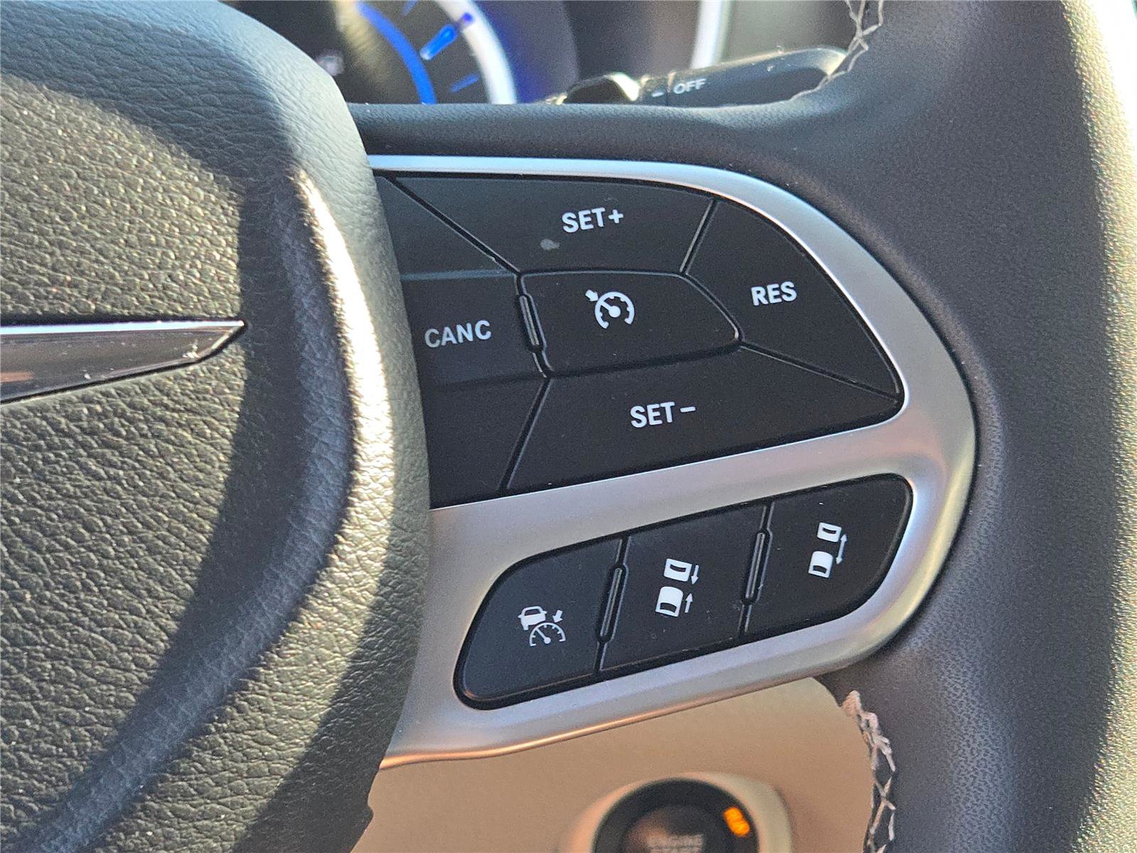 Used 2023 Chrysler Pacifica Touring-L image 32