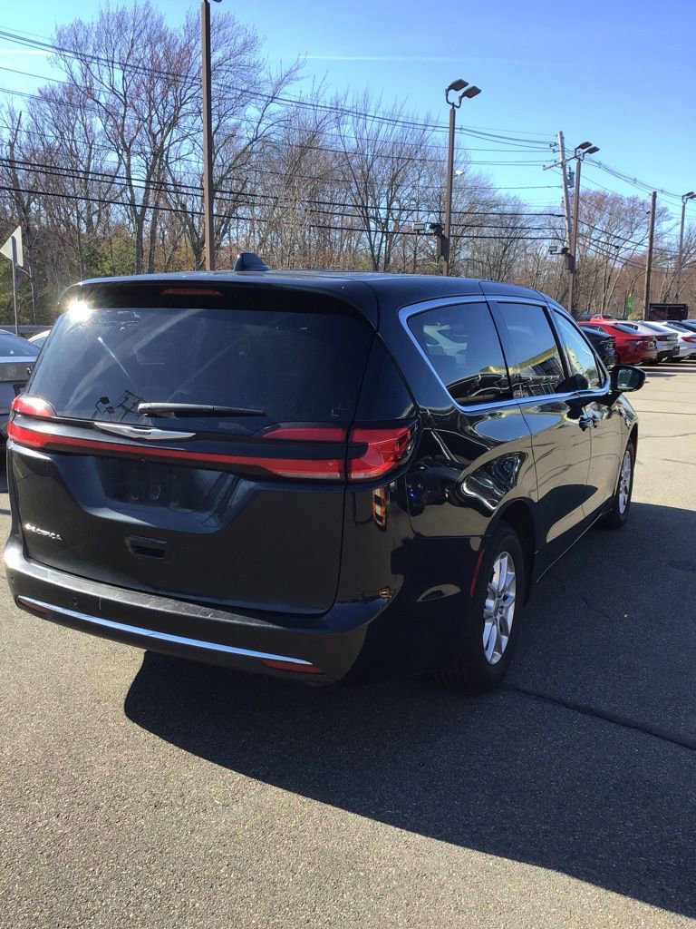 Used 2023 Chrysler Pacifica Touring-L image 3