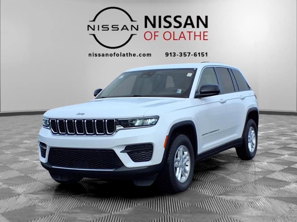 Used 2023 Jeep Grand Cherokee Laredo image 1