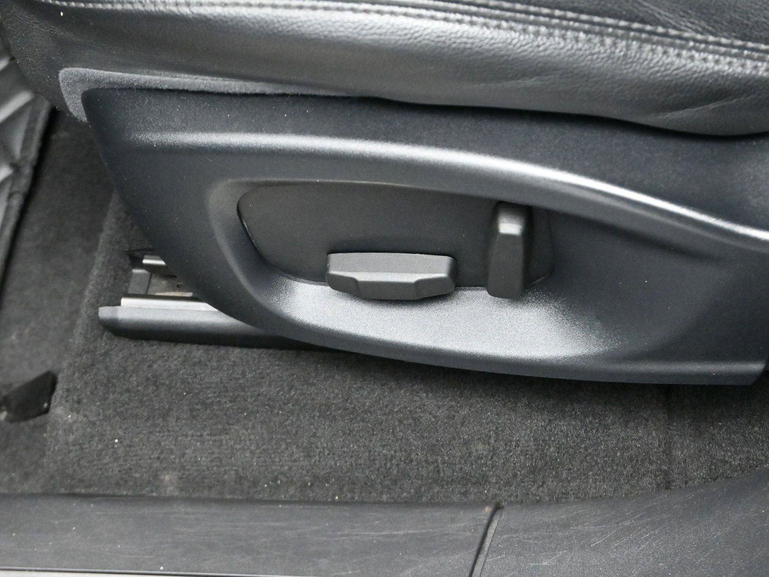 Used 2017 Jaguar F-PACE Premium image 15