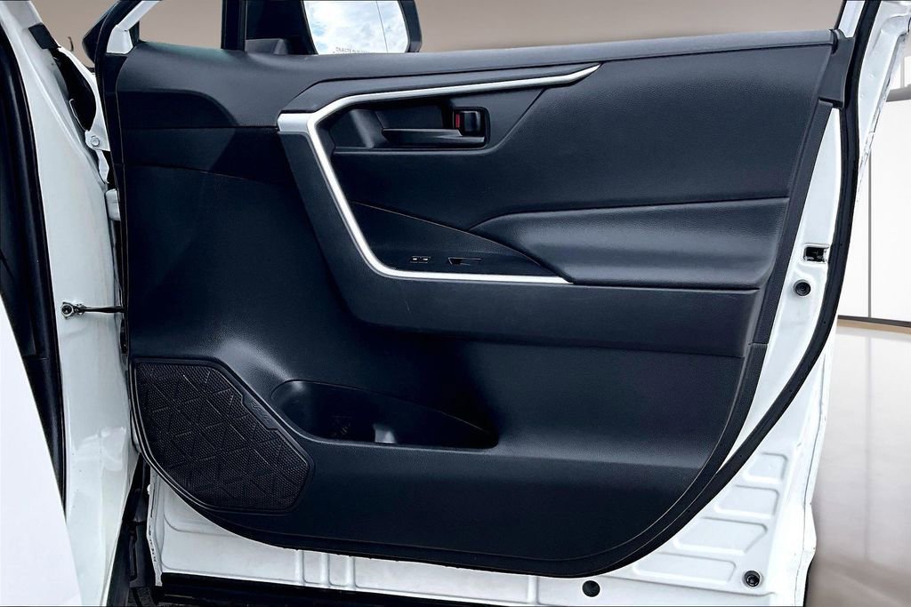 Used 2021 Toyota RAV4 LE image 18