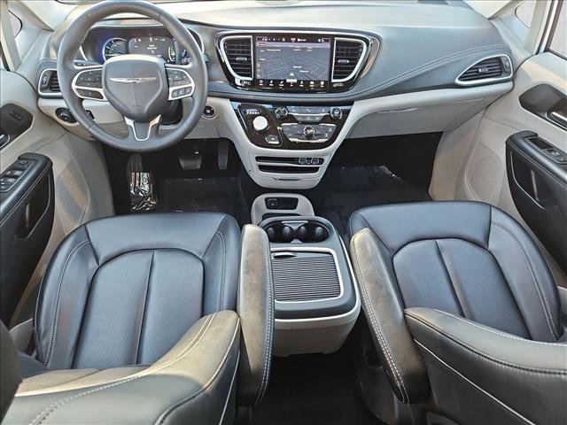 Used 2024 Chrysler Pacifica Limited FWD image 17