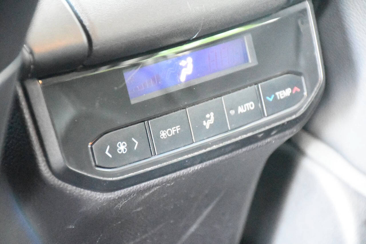 Used 2022 Toyota Highlander XLE AWD/4WD image 18