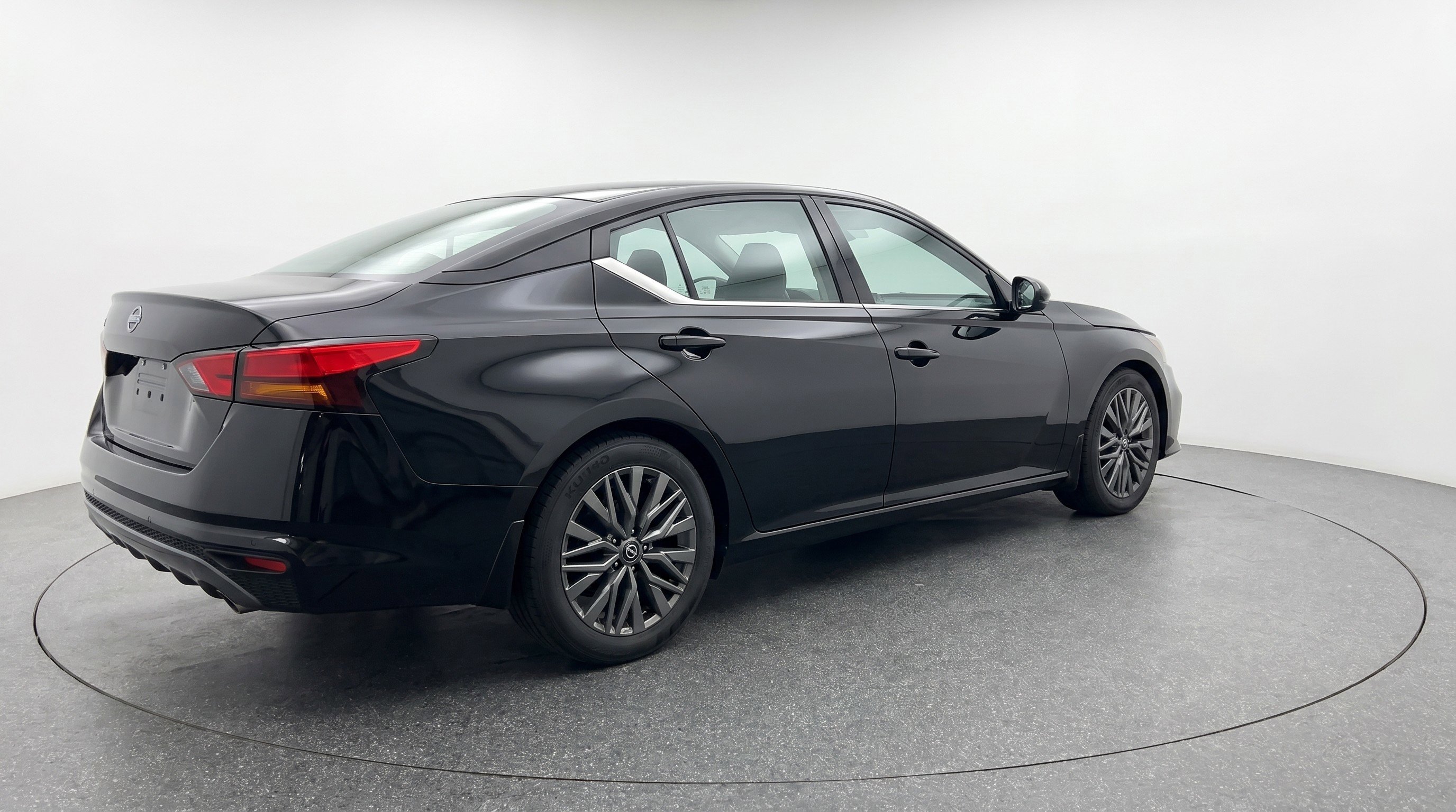 Used 2025 Nissan Altima 2.5 SV FWD image 9
