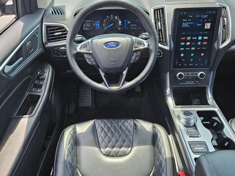Used 2024 Ford Edge Titanium image 9