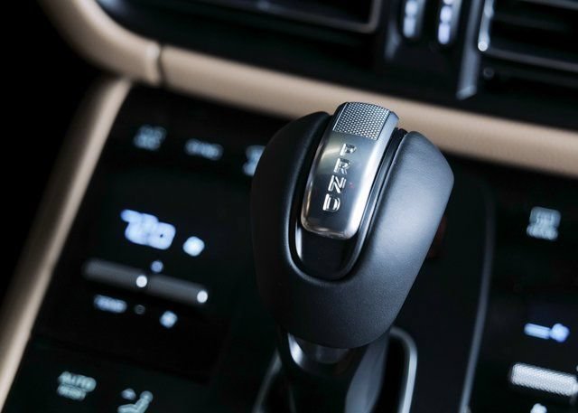 Certified 2026 Porsche Macan AWD/4WD image 18