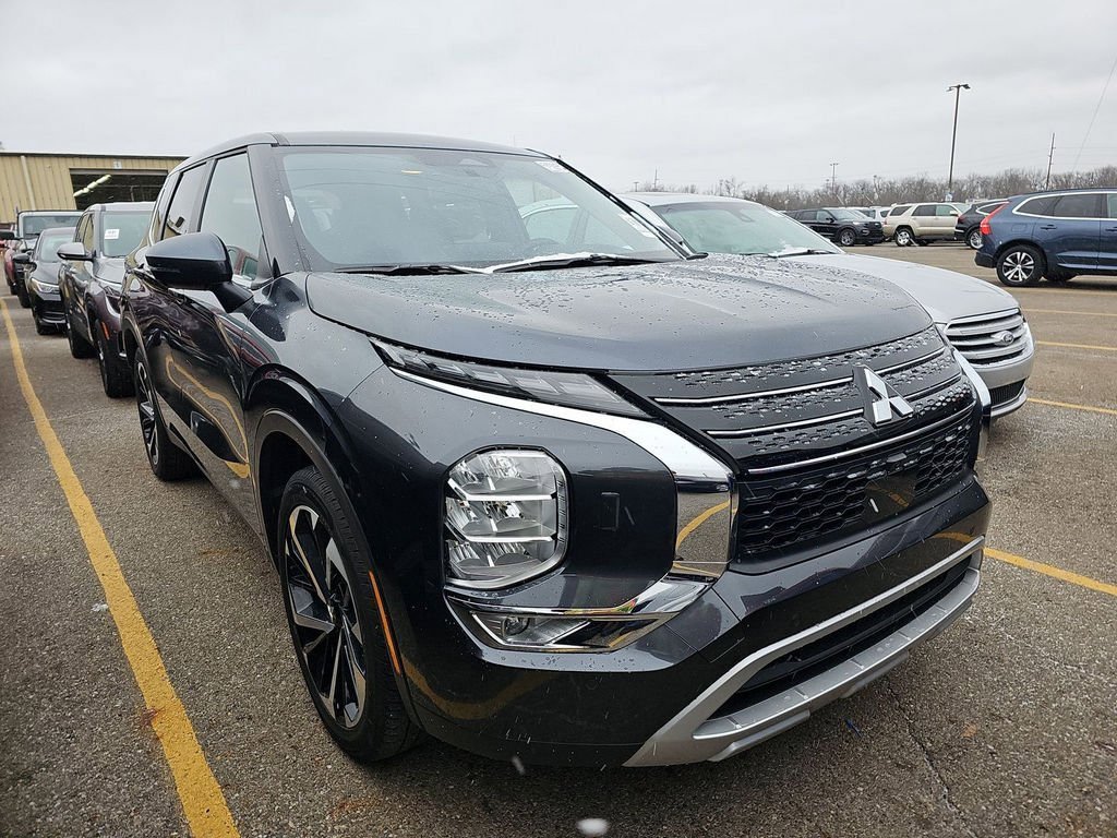 Used 2024 Mitsubishi Outlander SE image 3