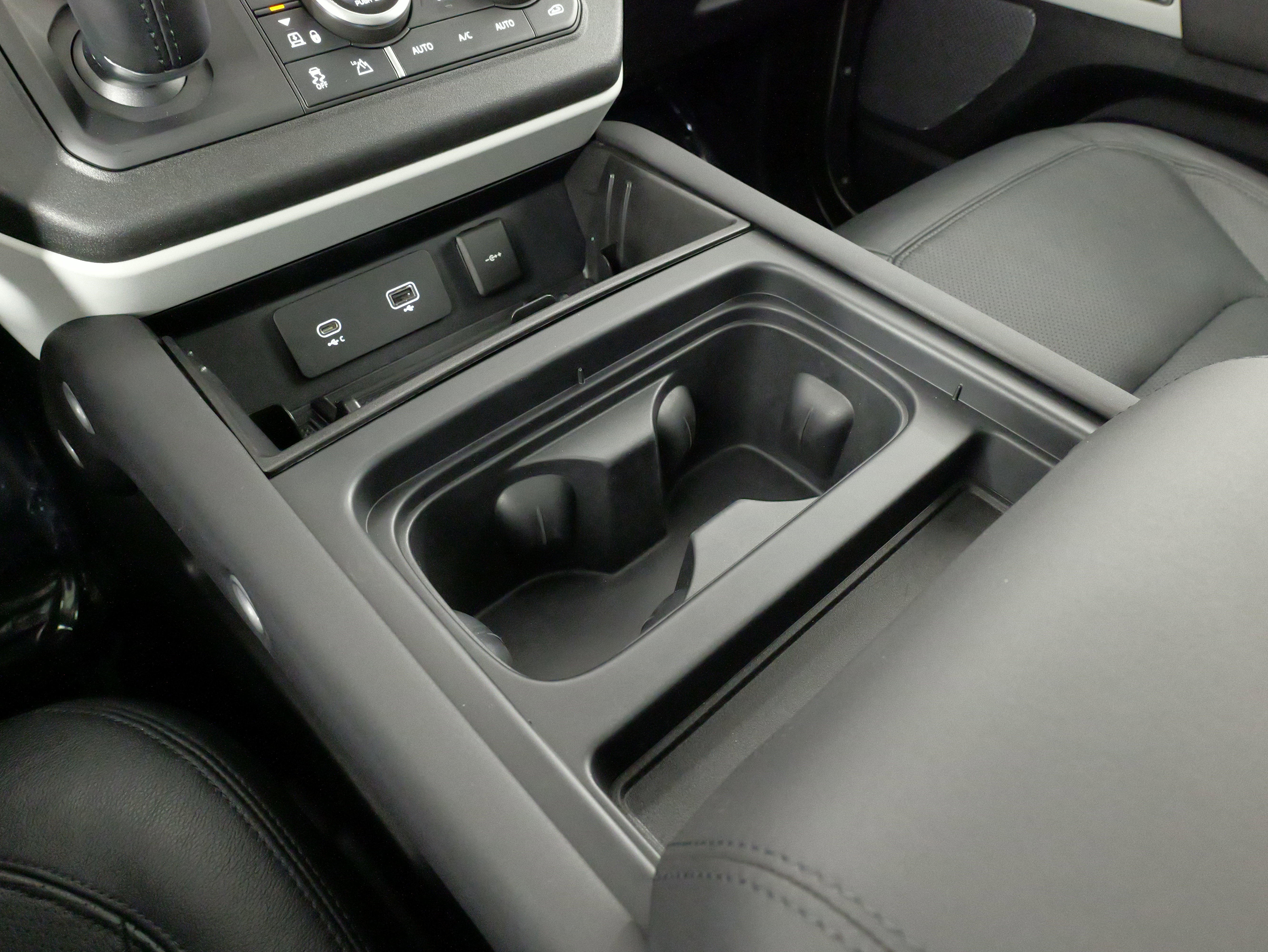 Used 2024 Land Rover Defender 110 S image 59