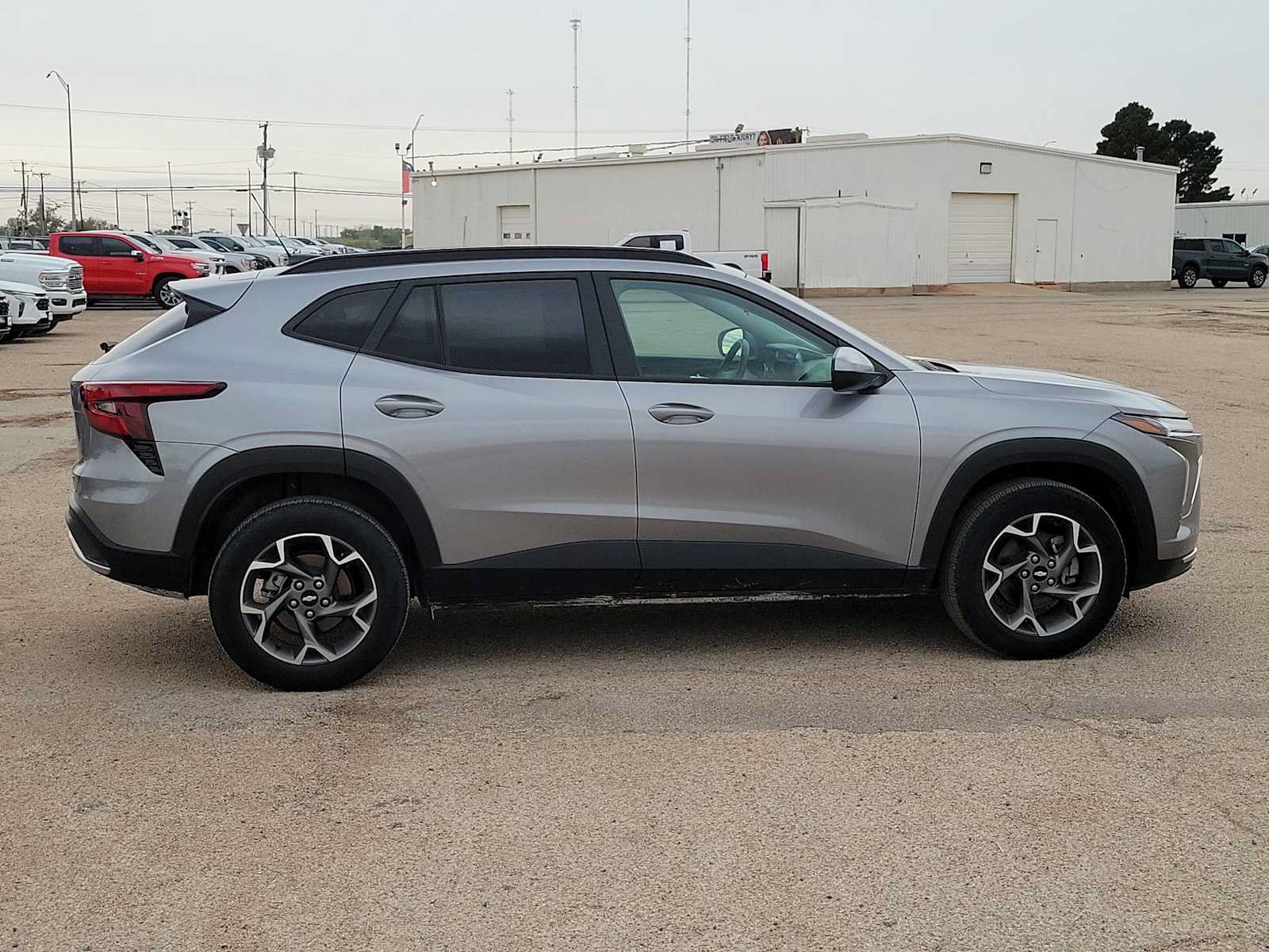 Used 2025 Chevrolet Trax LT FWD image 9
