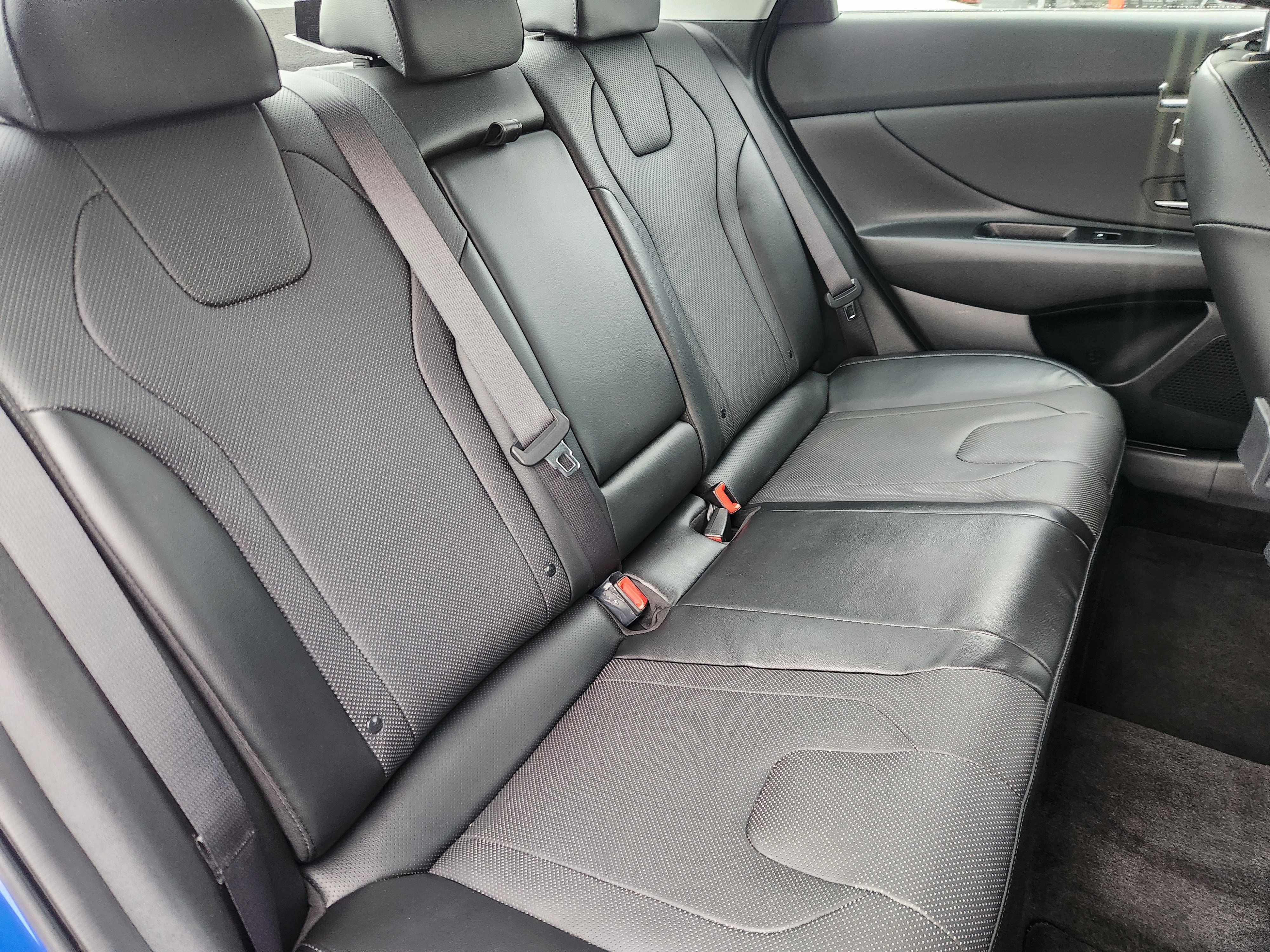 Certified 2023 Hyundai Elantra Limited w/ Preferred Accessory Package image 17