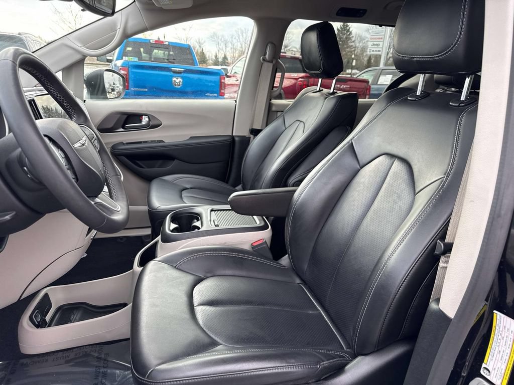 Used 2023 Chrysler Pacifica Touring-L AWD/4WD image 14
