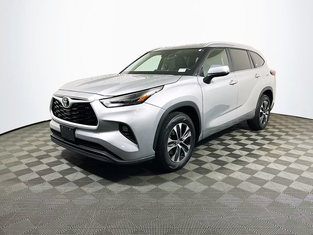 Certified 2025 Toyota Highlander XLE FWD image 4