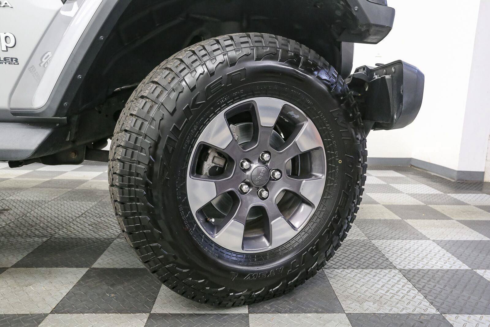 Used 2018 Jeep Wrangler Unlimited Sahara w/ Uconnect 4C Nav & Sound Group AWD/4WD image 14