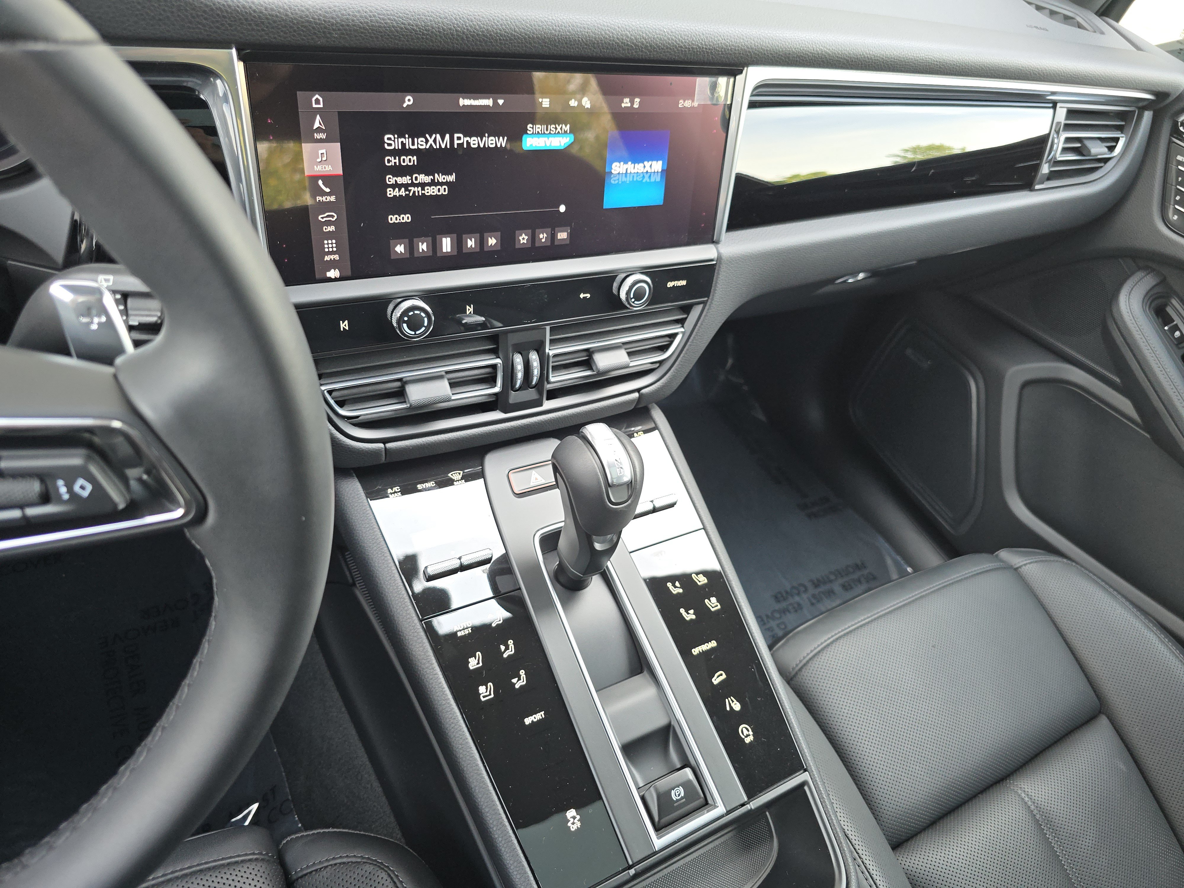 Certified 2025 Porsche Macan AWD/4WD image 28