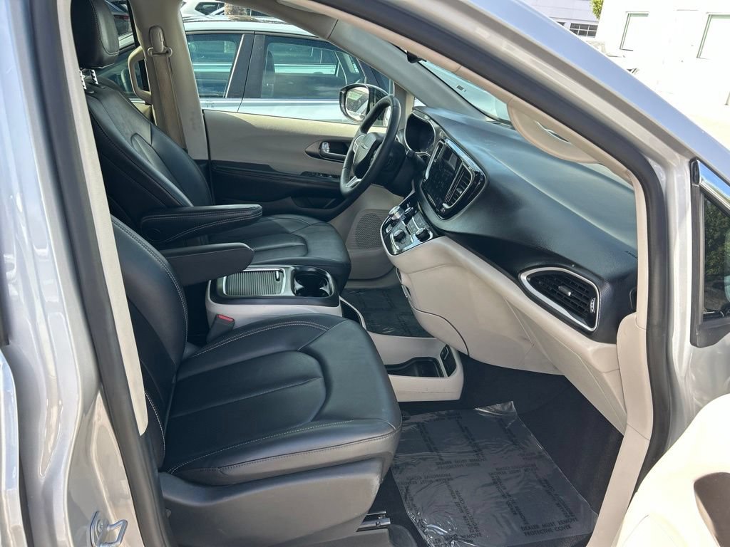 Used 2024 Chrysler Pacifica Touring-L FWD image 34
