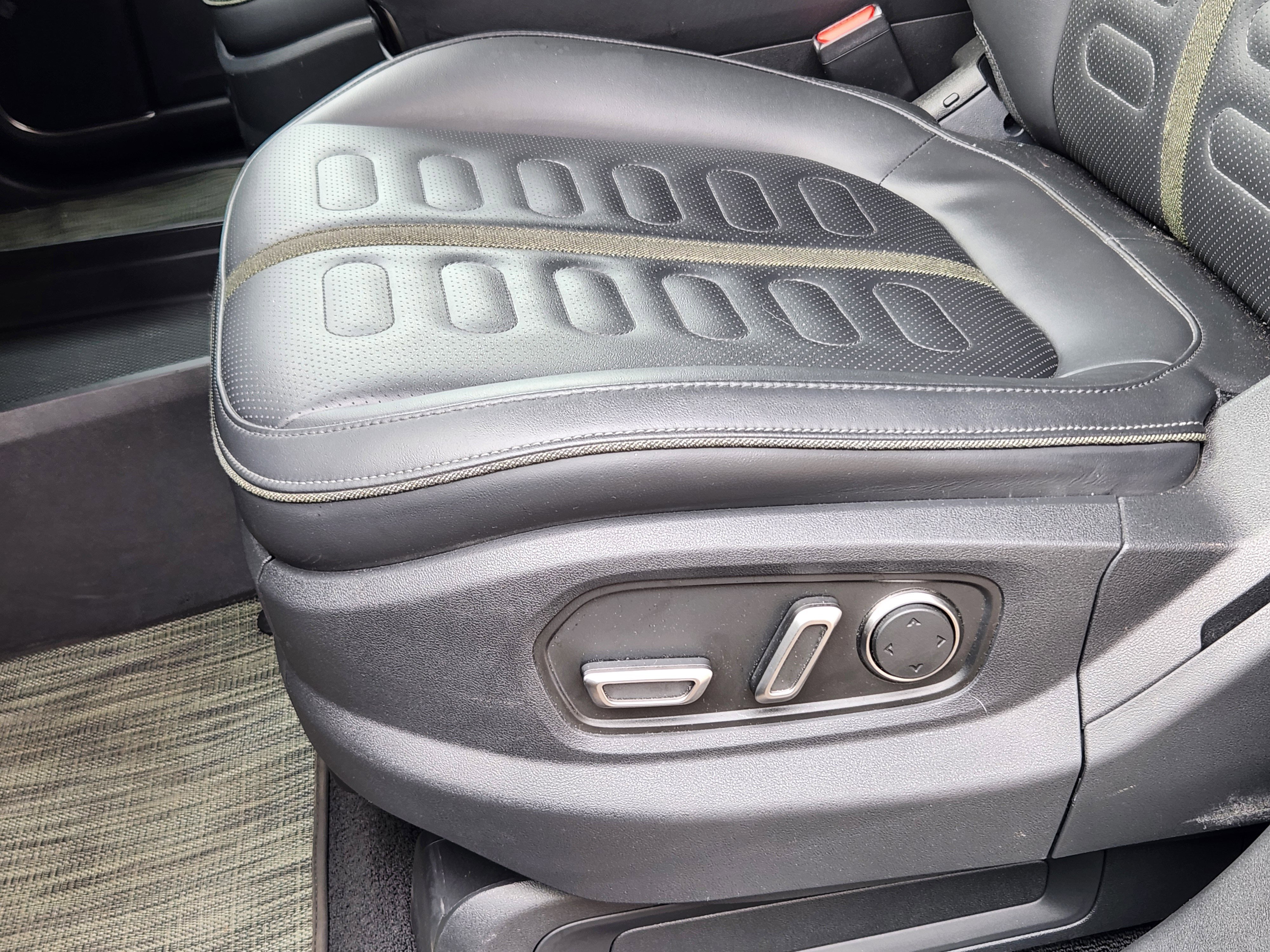 Used 2024 Rivian R1S Adventure image 11