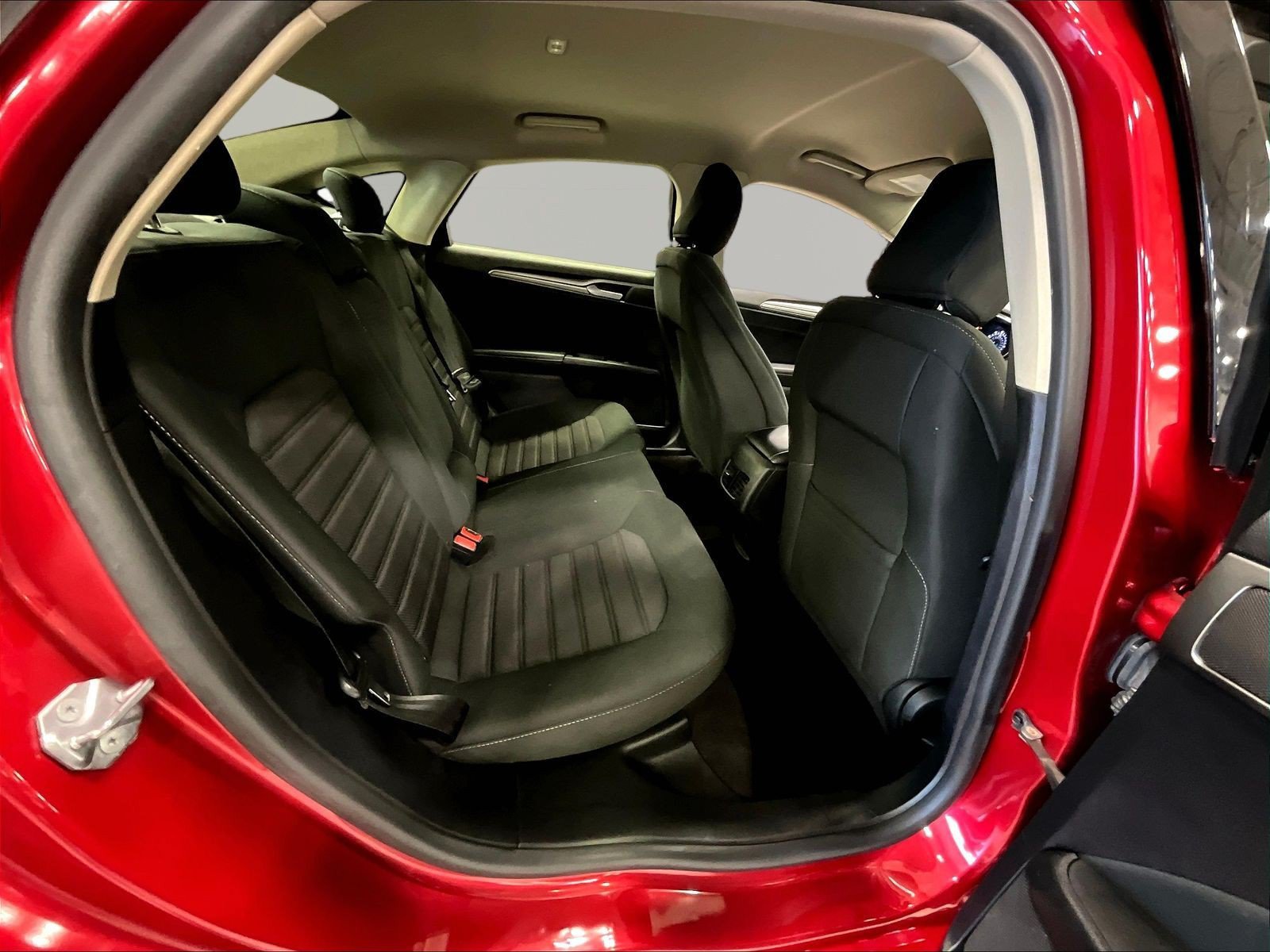 Used 2020 Ford Fusion SE FWD image 24